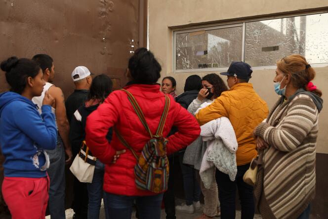 Des proches de prisonniers attendent devant la prison numéro 3 de Ciudad Juarez, État de Chihuahua, le 1er janvier 2023.