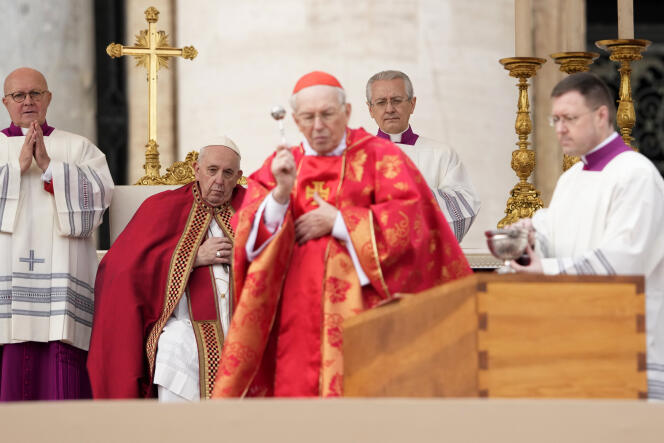 Le pape François assiste aux funérailles du pape émérite Benoît XVI sur la place Saint-Pierre au Vatican, le 5 janvier 2023.