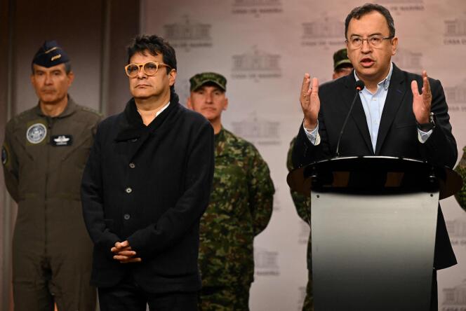 El Alto Comisionado para la Paz, Danilo Rueda (izquierda) y el Ministro del Interior de Colombia, Alfonso Prada, en una conferencia de prensa en Bogotá el 4 de enero.
