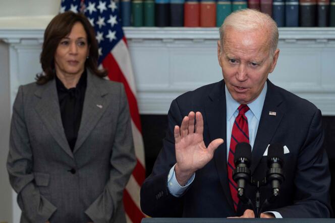 El presidente Joe Biden con la vicepresidenta Kamala Harris durante un discurso en la Casa Blanca, 5 de enero de 2023