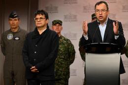 Colombian Minister of Interior, Alfonso Prada (R), speaks next to the High Commissioner for Peace, Danilo Rueda (L), during a press conference in Bogota on January 4, 2023. Colombia's interior minister on Wednesday said a ceasefire agreement between the government and National Liberation Army (ELN) rebels had been suspended, a day after the guerillas denied it had agreed to the six-month pact. (Photo by Raul ARBOLEDA / AFP)