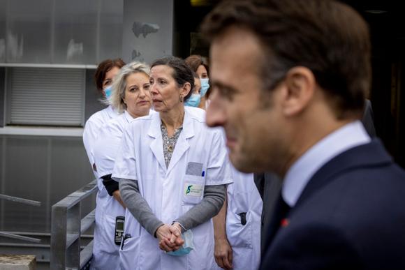 Emmanuel Macron, président de la République, arrive au Centre hospitalier sud-francilien pour présenter ses vœux au monde de la santé, à Corbeil-Essonnes, vendredi 6 janvier 2023.