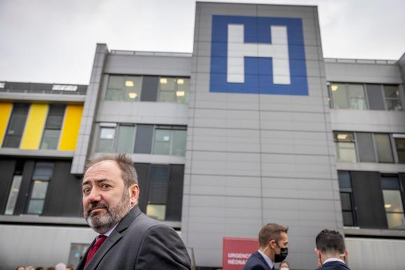 Le ministre de la santé, François Braun, attend Emmanuel Macron, au Centre hospitalier sud-francilien pour une visite et les vœux au monde de la santé, à Corbeil-Essonnes, vendredi 6 janvier 2023.