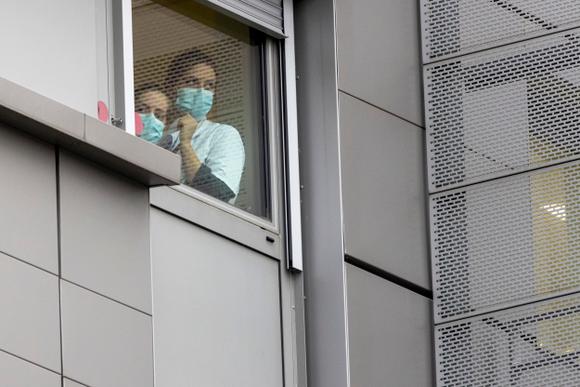 Des membres du personnel du Centre hospitalier sud-francilien lors de la visite d’Emmanuel Macron, à Corbeil-Essonnes, vendredi 6 janvier 2023