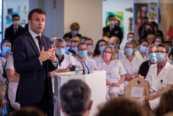 Emmanuel Macron s’adresse au personnel soignant lors des ses vœux aux acteurs de la santé à Corbeil-Essonnes, vendredi 6 janvier 2023.