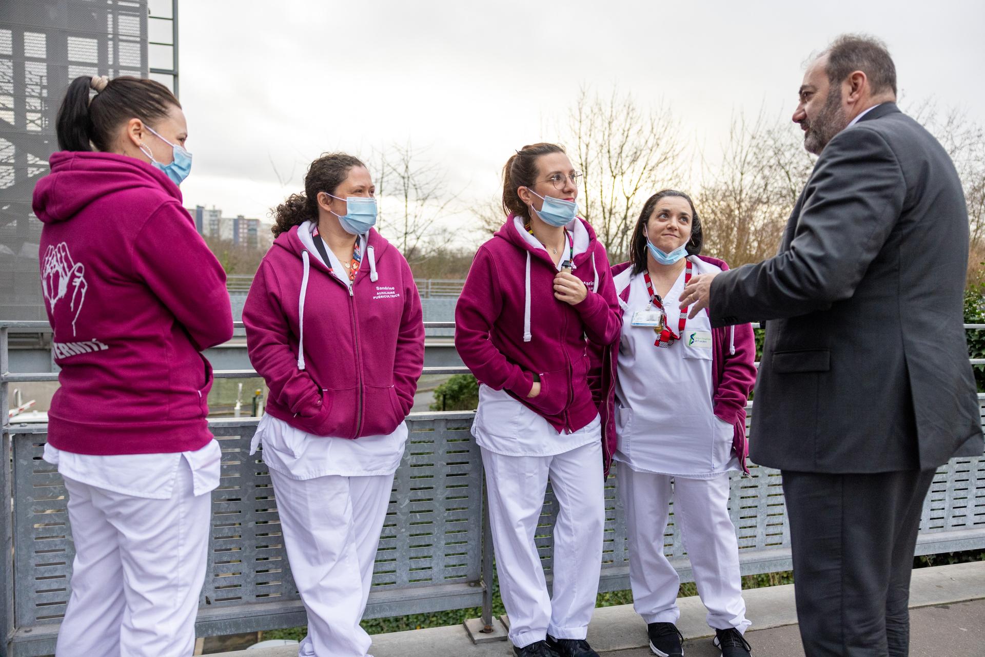 Le ministre de la santé, François Braun, échange avec des personnels soignants au Centre hospitalier sud-francilien, à Corbeil-Essonnes (Essonne), le 6 janvier 2023.