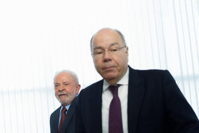 Le nouveau ministre brésilien des affaires étrangères, Mauro Vieira (à droite), et le président brésilien Luiz Inacio Lula da Silva, à Brasilia, le 2 janvier 2023.