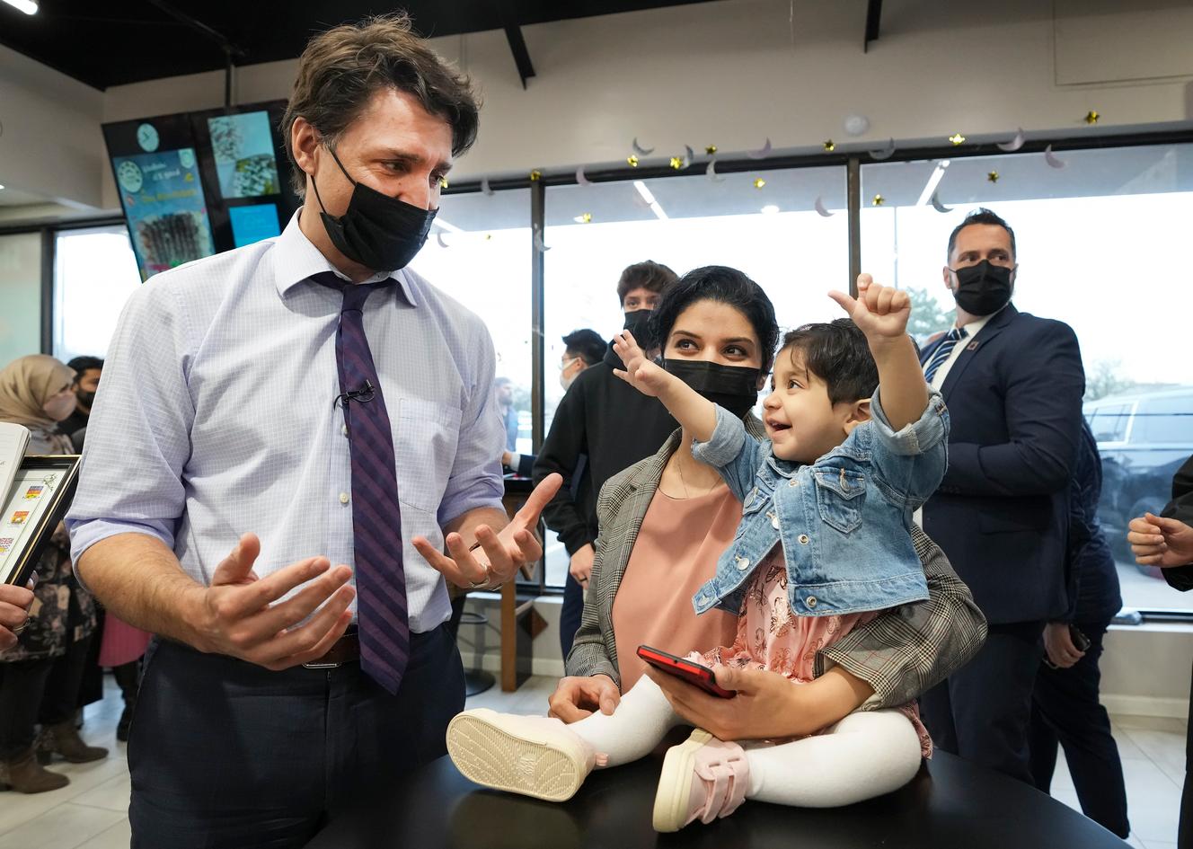 El primer ministro canadiense, Justin Trudeau, se reúne con una familia inmigrante de Afganistán en Hamilton, Ontario (Canadá), el 6 de mayo de 2022.