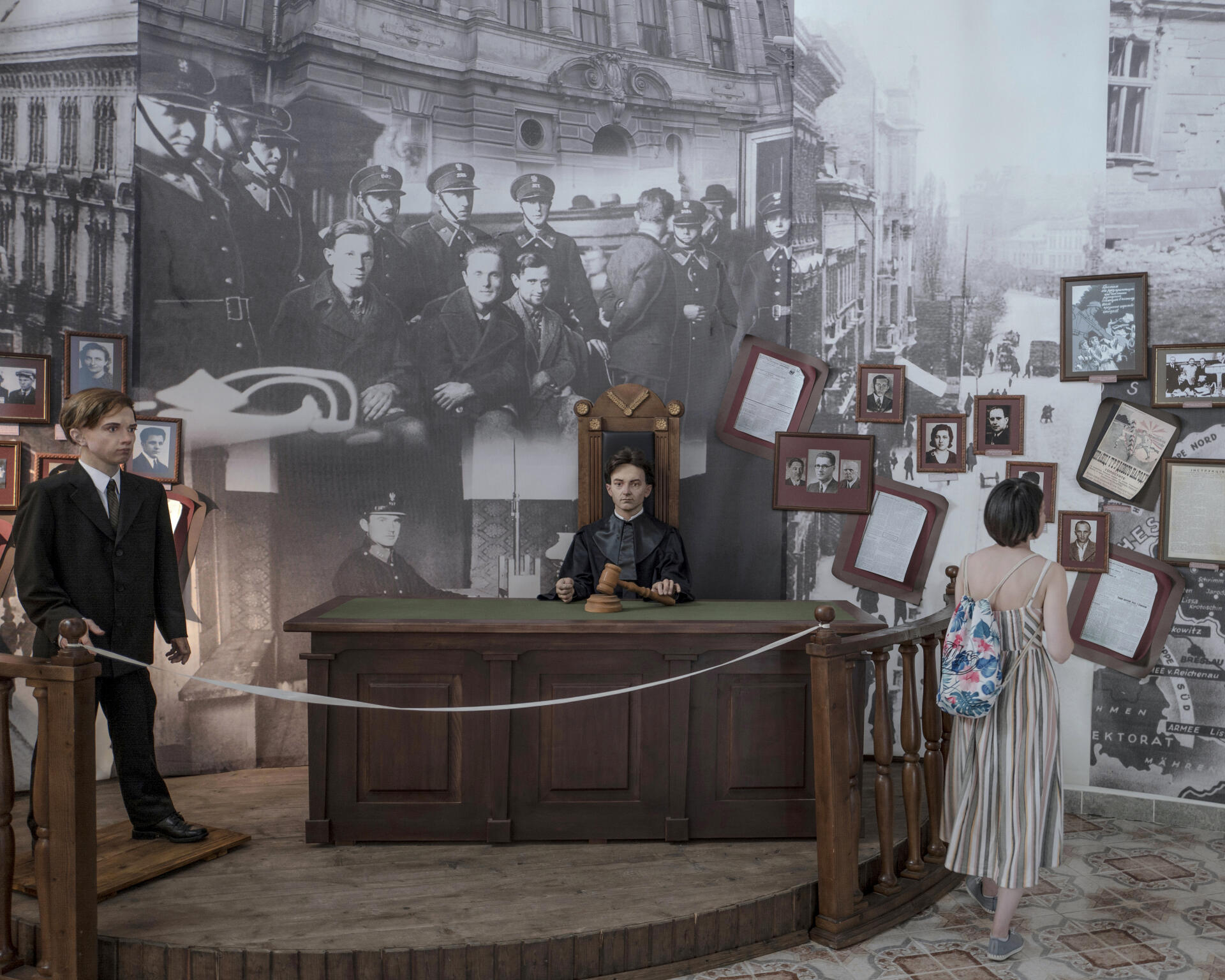 Une reconstitution du procès de Stepan Bandera, jugé avec d’autres prévenus en 1936 pour l'assassinat de Bronislaw Pieracki, au musée de Stary Ouhryniv (Ukraine), le 25 juin 2022.