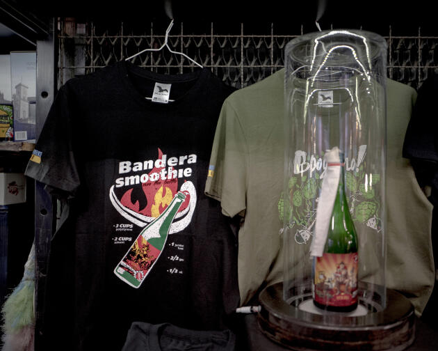 Un tee-shirt à l’effigie de Stepan Bandera vendu dans une brasserie à Lviv (Ukraine), le 8 juillet 2022.