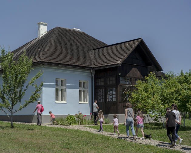 Des Ukrainiens visitent la maison familiale de Stepan Bandera à Stary Ouhryniv (Ukraine), le 25 juin 2022.