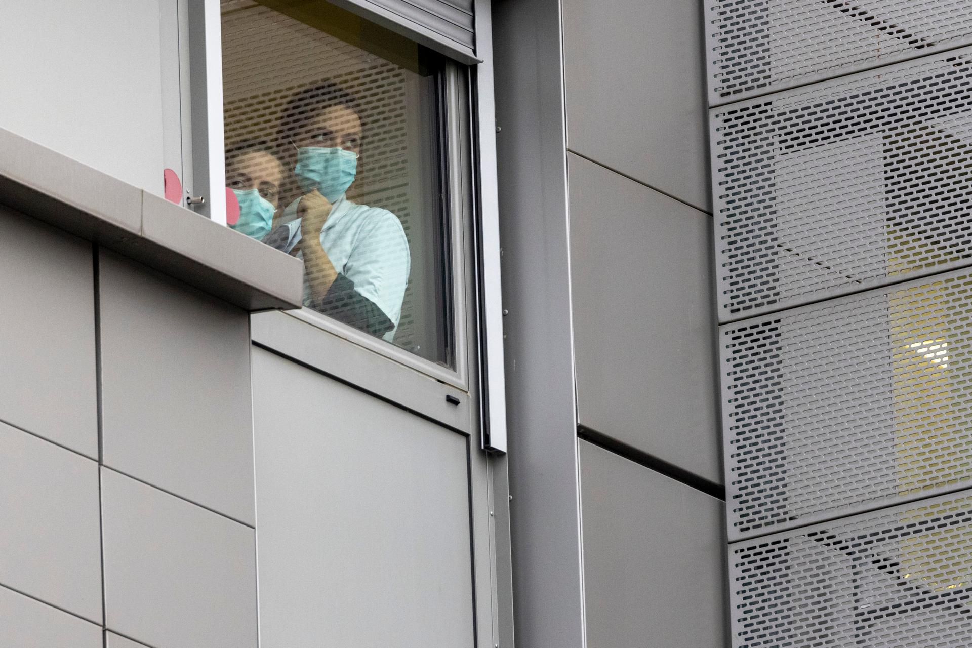 Des infirmières attendent l’arrivée d’Emmanuel Macron au Centre hospitalier sud-francilien, à Corbeil-Essonnes (Essonne), le 6 janvier 2023.