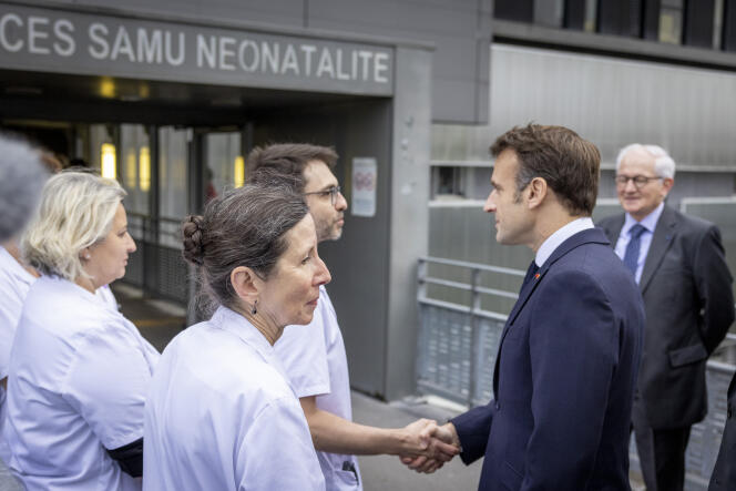 Emmanuel Macron arrive au Centre hospitalier sud-francilien pour une visite et les traditionnels vœux au monde de la santé, à Corbeil-Essonnes, le 6 janvier 2023.