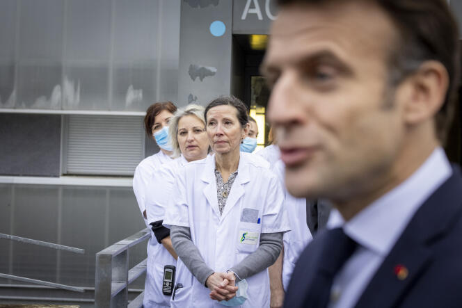 Emmanuel Macron arrive au Centre hospitalier sud-francilien, à Corbeil-Essonnes (Essonne), le 6 janvier 2023.