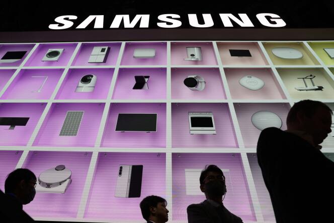 Frente al stand de Samsung de Corea del Sur, en el CES de Las Vegas (Nevada), 5 de enero de 2023.