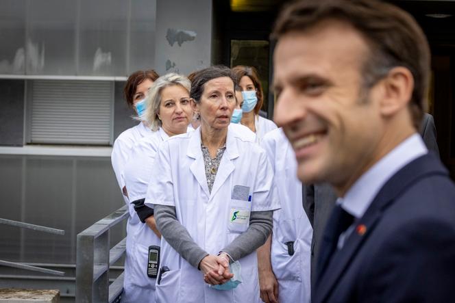 Le président français Emmanuel Macron au Centre Hospitalier Sud-Francilien de Corbeil-Essonnes, au sud de Paris, le 6 janvier 2023.