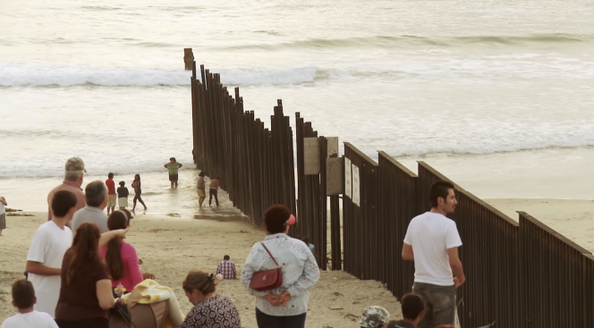 “Estados Unidos/México: contra la pared”, documental de Djamel Mazi y Christophe Kenck.