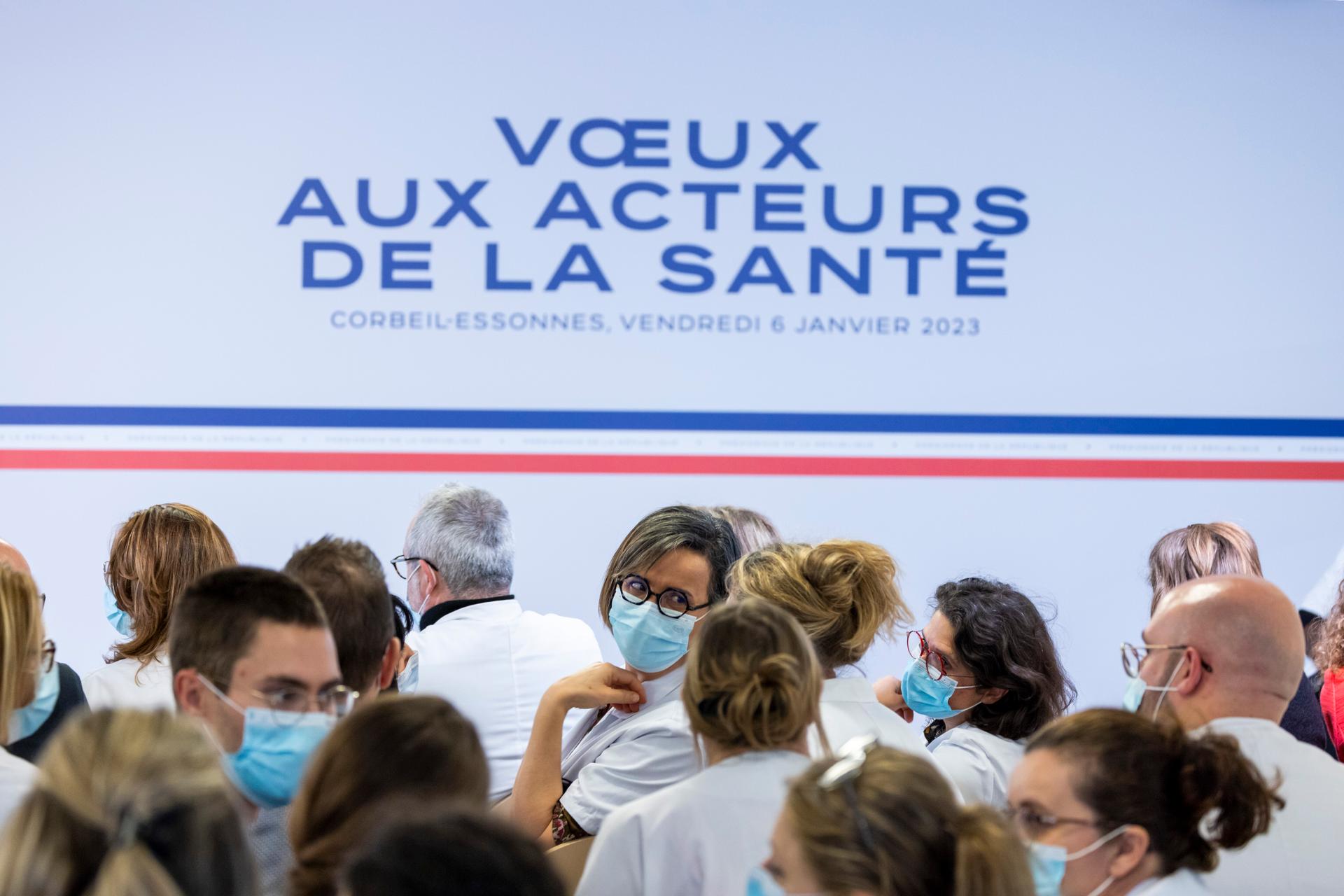 Le personnel soignant au Centre hospitalier sud-francilien à Corbeil-Essonnes (Essonne), lors des vœux du président de la République, le 6 janvier 2023.