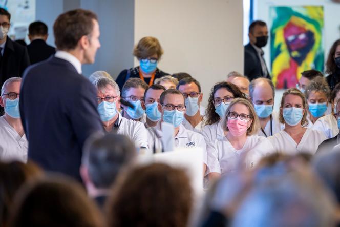 Emmanuel Macron s’adresse au personnel soignant lors de ses vœux aux acteurs de la santé au Centre Hospitalier sud-francilien à Corbeil-Essonnes (Essonne), le 6 janvier 2023.