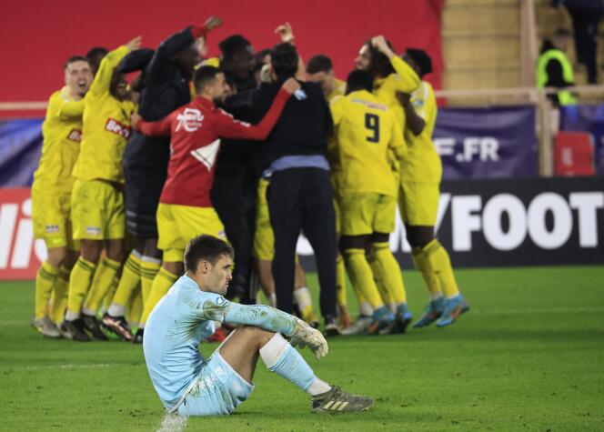 El portero monegasco Thomas Didillon decepcionado cuando los jugadores de Rodez celebran su clasificación contra el club del principado, en el estadio Louis II de Mónaco, el 7 de enero de 2023.