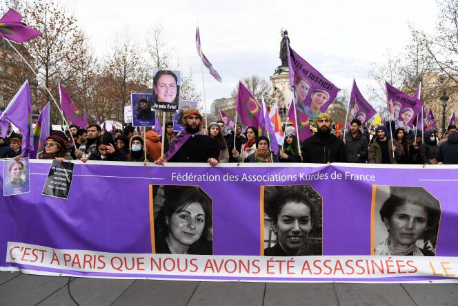Marcha de homenaje en memoria de los tres activistas kurdos asesinados en enero de 2013, en París, 7 de enero de 2023. 