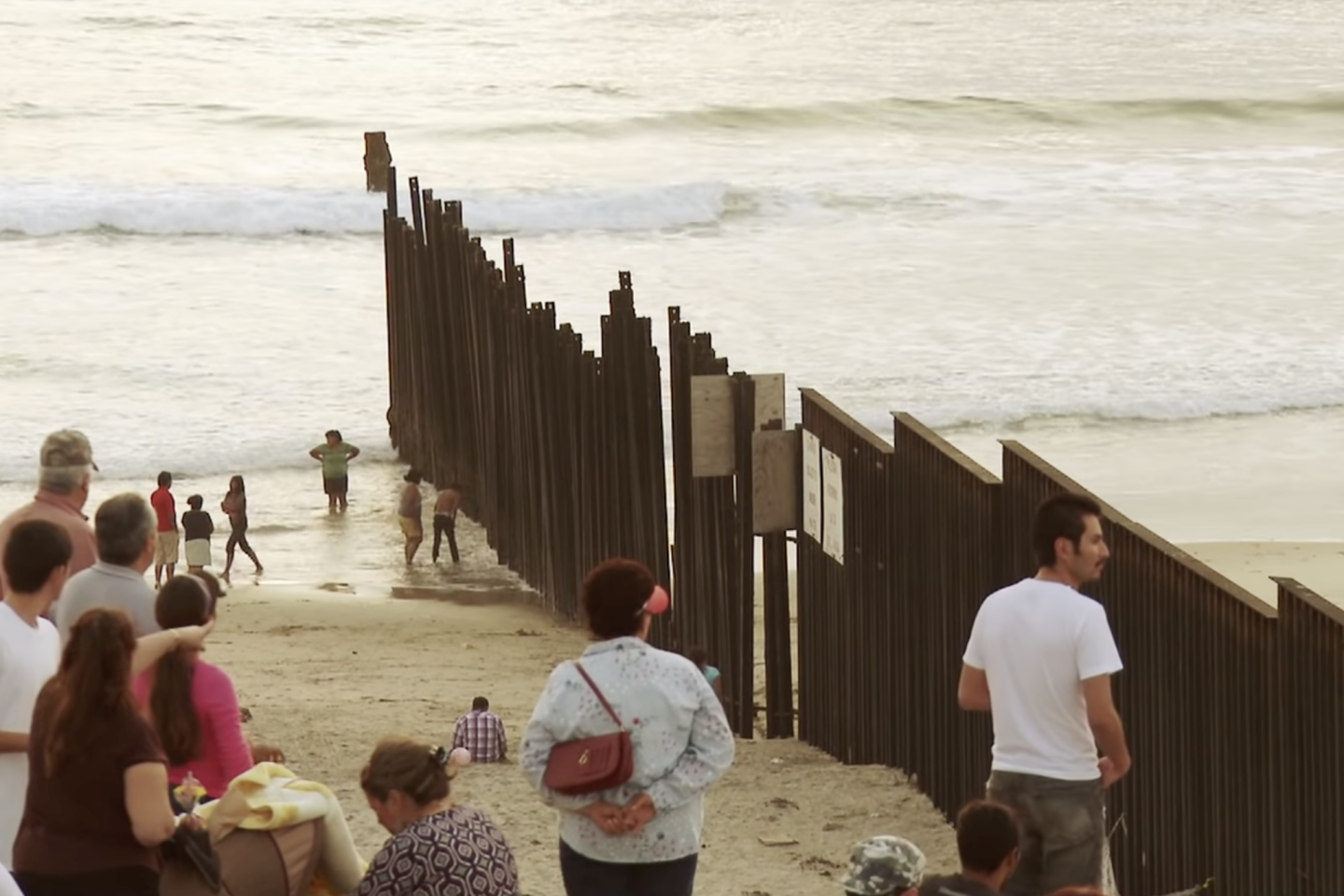 Unidos – México: Al pie del muro “sobre Francia 2, una frontera, hormigón y lágrimas