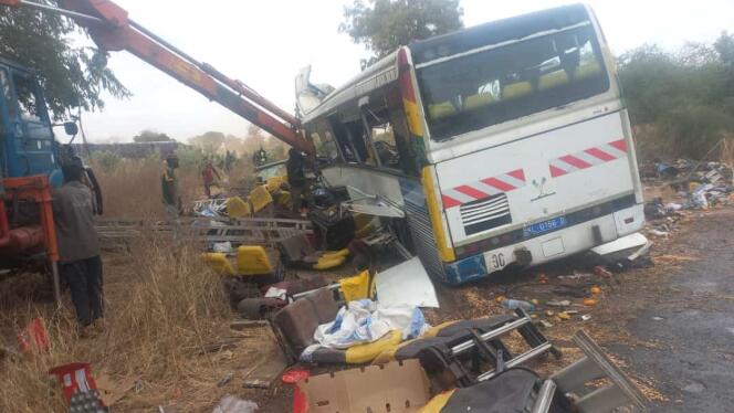 Los cadáveres de los autobuses chocaron en Kaffrine, Senegal, el domingo 8 de enero de 2023.
