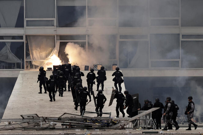 La policía asalta el Palacio del Planalto, sede de la presidencia brasileña, por donde entraron por la fuerza los partidarios de Jair Boslonaro, en Brasilia, el domingo 8 de enero de 2023. 