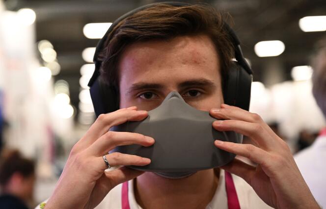 La máscara de privacidad de voz de la start-up de Toulouse Skyted, presentada durante el Consumer Electronic Show, en Las Vegas (Nevada), el 6 de enero de 2023. Está equipada con un absorbente de sonido para realizar llamadas silenciosas y seguras en público.