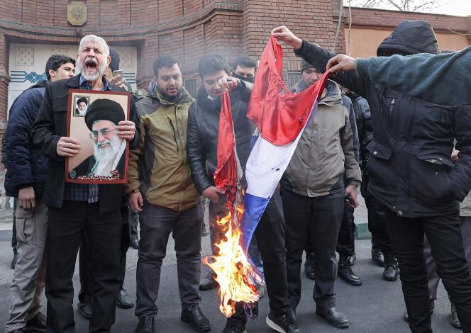 Manifestantes iraníes quemando la bandera francesa, tras la publicación de caricaturas de Ali Khamenei en 
