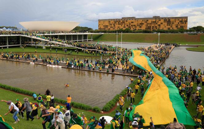 Cientos de simpatizantes del expresidente de extrema derecha Jair Bolsonaro invaden el Congreso en Brasilia el 8 de enero de 2023.