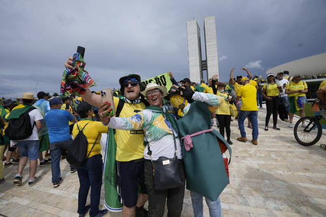 Des militants pro-Bolsonaro se prenant en photo devant le bâtiment du Congrès à Brasilia, dimanche 8  janvier 2023.