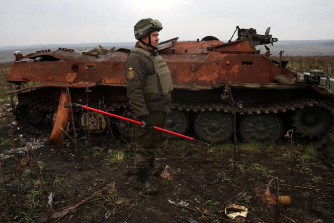 Un desminador del regimiento Dnipro-1, en el norte del óblast de Donetsk, Ucrania, el 12 de diciembre de 2022.