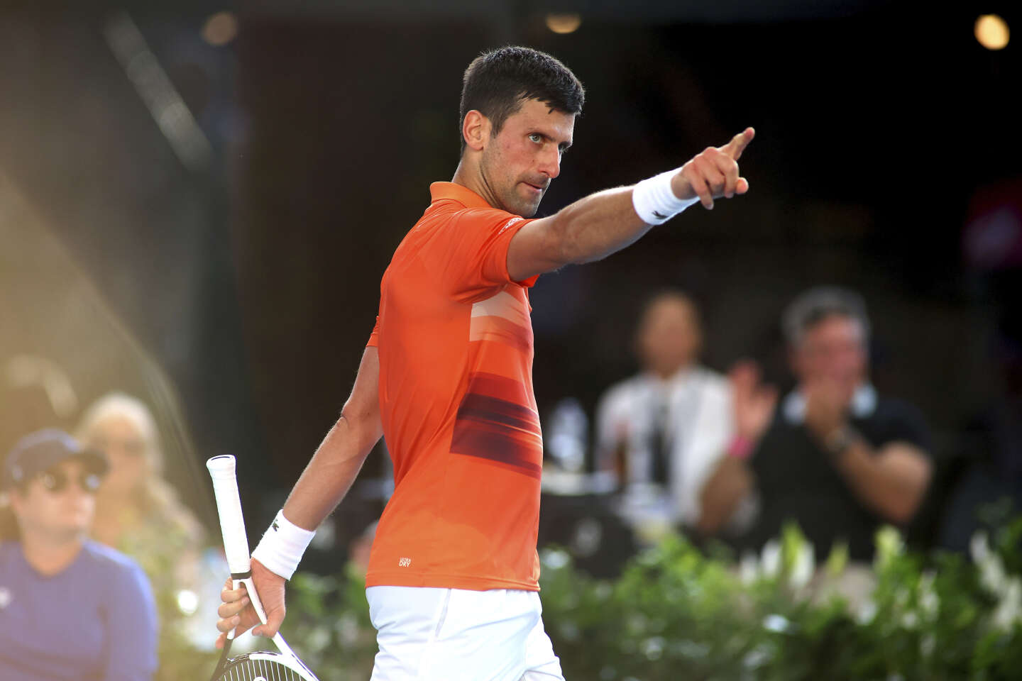 Novak Djokovic butta fuori dal campo suo fratello per vincere il torneo di Adelaide