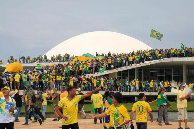 Partidarios del expresidente brasileño Jair Bolsonaro invaden el Congreso en Brasilia el 8 de enero de 2023.