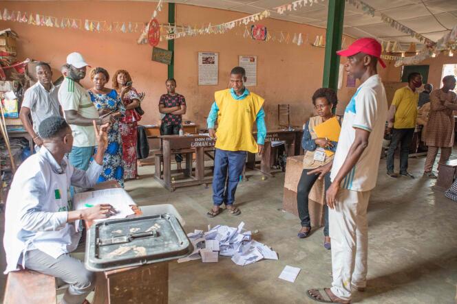 Un dépouillement, sous le contrôle d’observateurs et de membres de la Commission électorale nationale autonome, du scrutin législatif à l’école Charles Guillot de Zongo à Cotonou, le 8 janvier 2023.