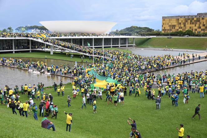 Cientos de simpatizantes del expresidente de extrema derecha Jair Bolsonaro irrumpieron frente al Congreso en Brasilia el domingo 8 de enero.