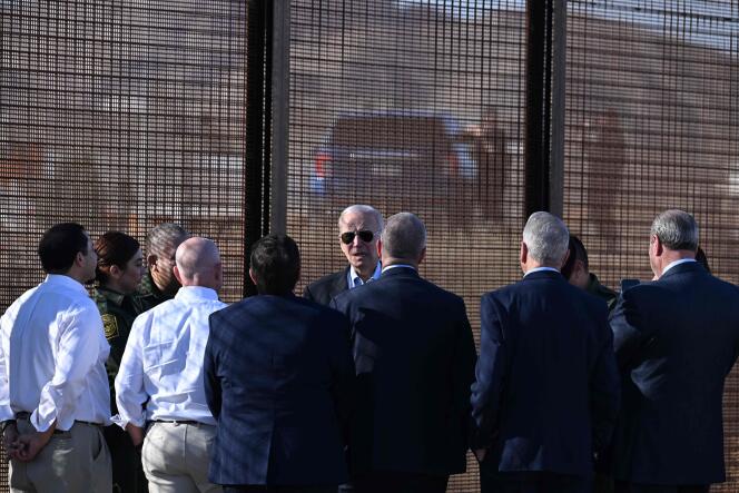 El presidente Joe Biden frente a la valla fronteriza entre México y Estados Unidos, en El Paso, Texas, el 8 de enero de 2023.