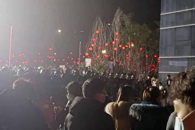 La policía interviene durante una protesta frente a una fábrica en la ciudad de Chongqing, China, el sábado 7 de enero de 2023. 