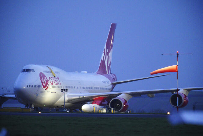 Preparativos finales alrededor del Boeing 747 de Virgin antes del despegue en el Centro Espacial Newquay en Cornualles el 9 de enero de 2023.