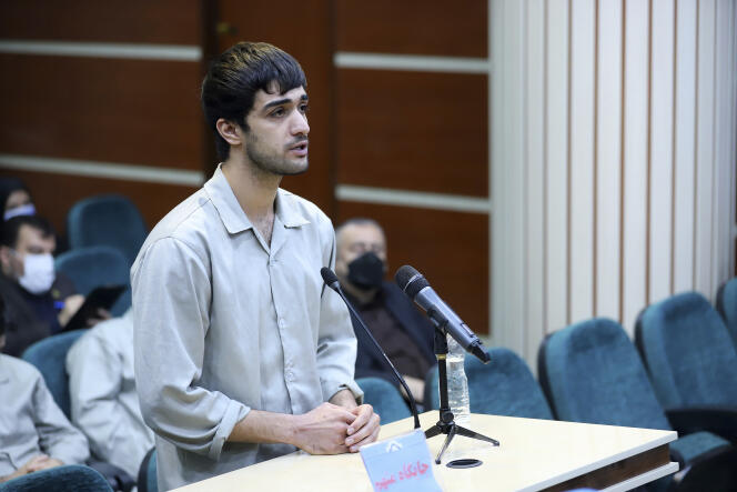 Mohammad Mehdi Karami, un manifestant iranien de 22 ans, a été pendu, samedi 7 janvier. Ici, lors de son procès, à Karaj, en Iran, le 30 novembre 2022. 
