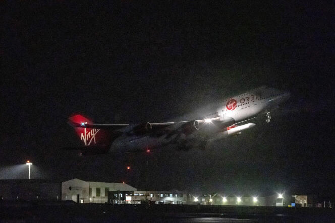 Un avion Virgin Boeing 747 porte une fusée sous son aile lors du décollage du Newquay Space Center à Cornwall le 9 janvier 2023.