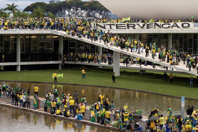 Los partidarios del expresidente brasileño de extrema derecha Jair Bolsonaro, que disputan la elección del presidente izquierdista Luiz Inácio Lula da Silva, se reúnen en el Congreso después de asaltar el edificio, así como el Palacio Planalto y la Corte Suprema, en Brasilia, Brasil, el enero. 8, 2023. 