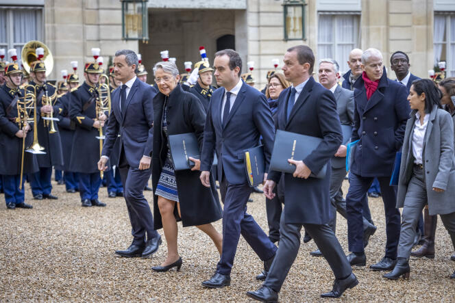 La primera ministra Elisabeth Borne y su gobierno llegan al Palacio del Elíseo para participar en el primer consejo de ministros del año, en París, el 4 de enero de 2023.