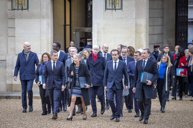 Elisabeth Borne, Primera Ministra, y su gobierno, llegan al Palacio del Elíseo para participar en el primer Consejo de Ministros del año 2023, en París, el 4 de enero de 2023.