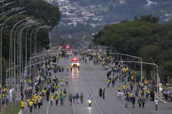 Partidarios de Bolsonaro abandonan la Explanada de los Ministerios después de una protesta masiva en Brasilia, Brasil, el domingo 8 de enero de 2023. 