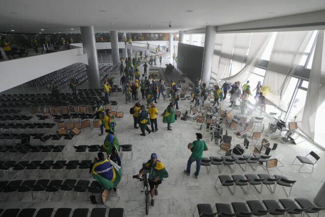 Los manifestantes, partidarios del expresidente brasileño Jair Bolsonaro, asaltaron el Palacio Planalto en Brasilia, Brasil, el domingo 8 de enero de 2023.