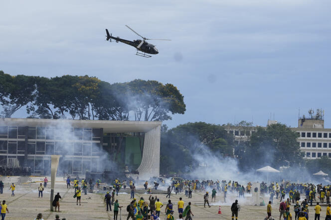 Manifestantes, partidarios del expresidente brasileño Jair Bolsonaro, chocan con la policía en Brasilia, Brasil, el domingo 8 de enero de 2023.