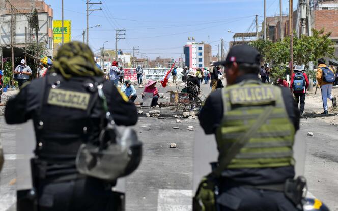 A face-off between demonstrators and police in La Joya, Arequipa, on January 6, 2023. 