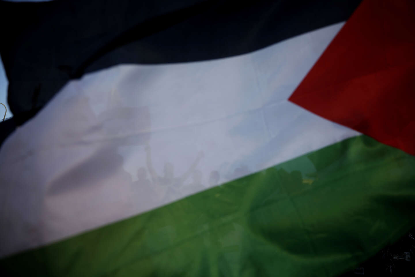 Israël poursuit sa ligne dure en interdisant les drapeaux